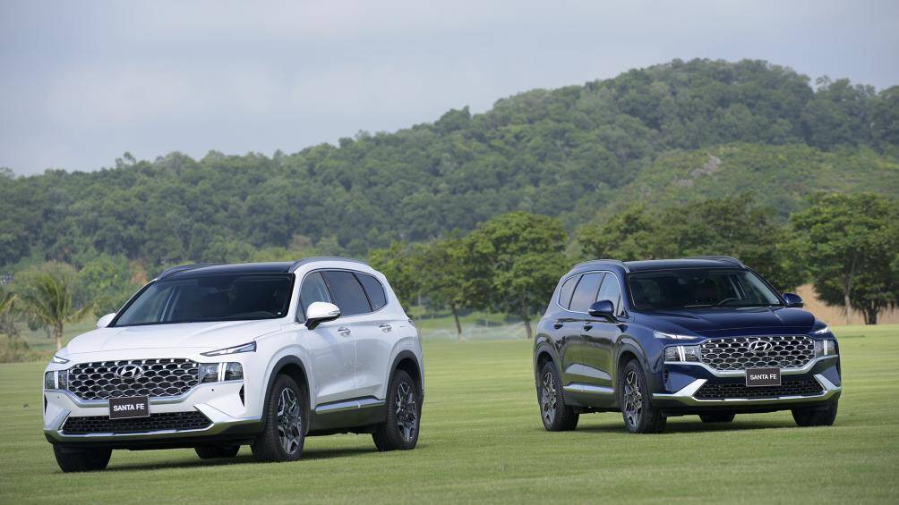 Hyundai SantaFe 2021 vừa ra mắt tại Việt Nam có giá bán từ 1,03 - 1,34 tỷ đồng. Đây là sự khác biệt đầu tiên so với phiên bản tiền nhiệm khi giá bán cao hơn từ 35 - 95 triệu đồng