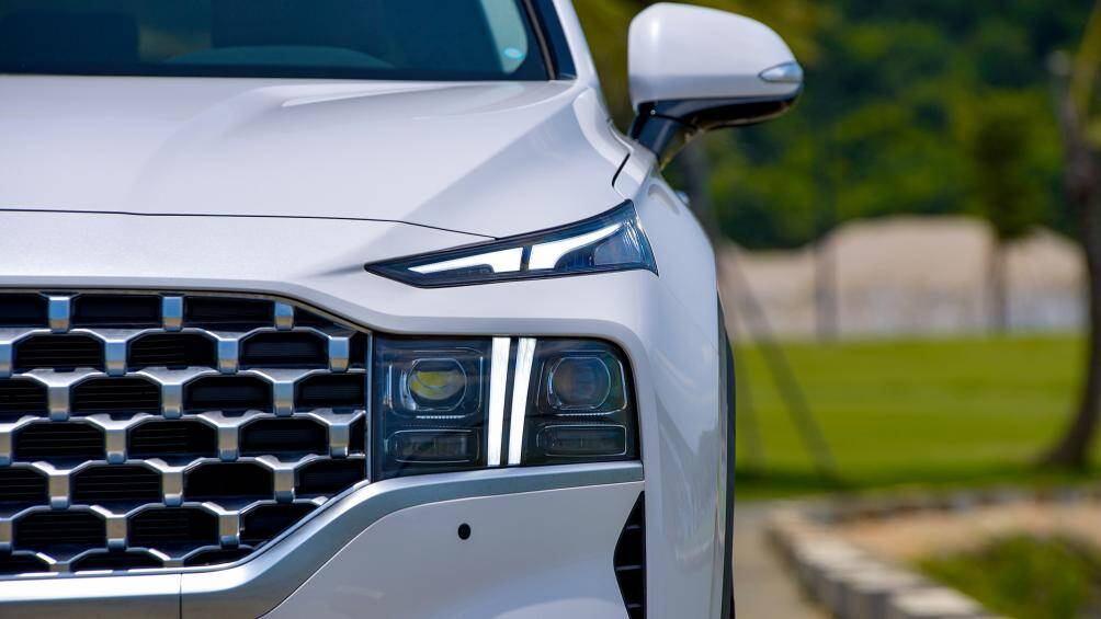 Nổi bật ở đầu xe là cụm đèn pha được tái thiết kế, sử dụng công nghệ LED trang bị công nghệ thích ứng tự động. Đèn chiếu sáng ban ngày T-Shaped là điểm nhấn