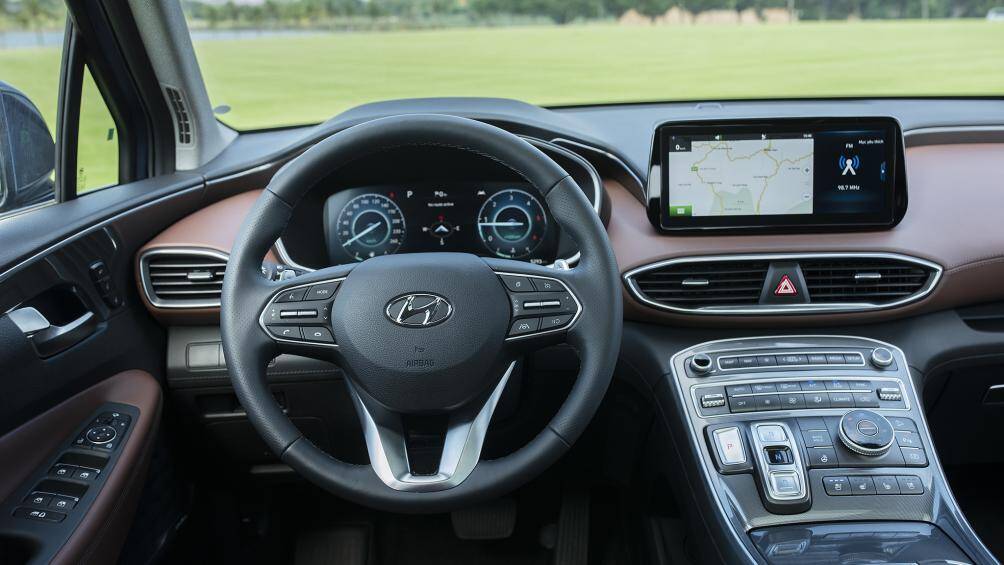 Cần số dạng truyền thống được thay thế bằng dạng nút bấm hiện đai, giống với Hyundai Palisade