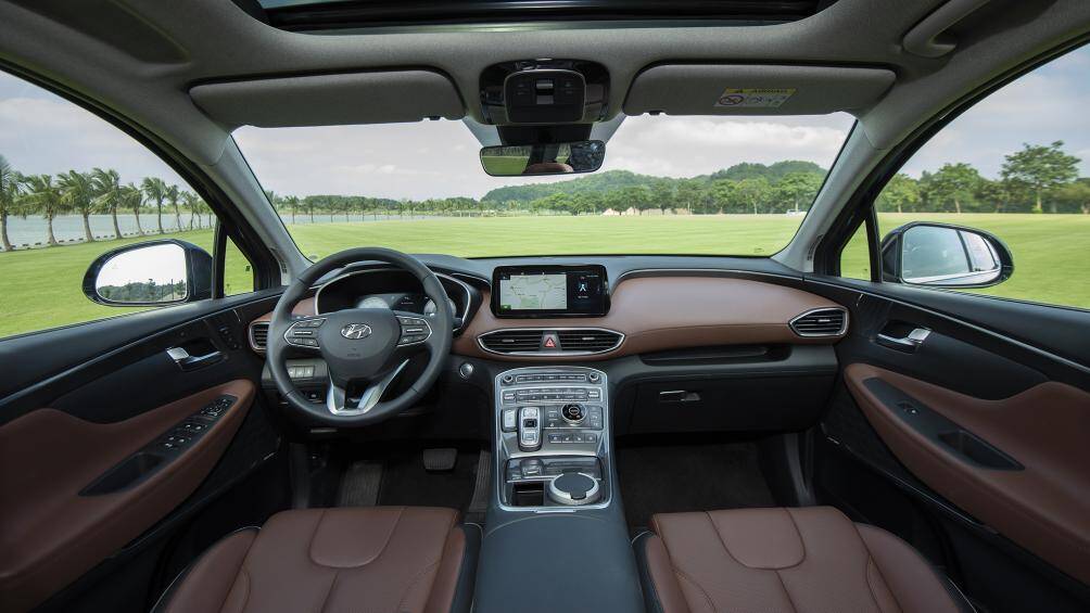 Bên trong khoang nội thất, nhờ thay đổi cụm điều khiển trung tâm nên Hyundai SantaFe 2021 tạo ra cái nhìn rất khác biệt