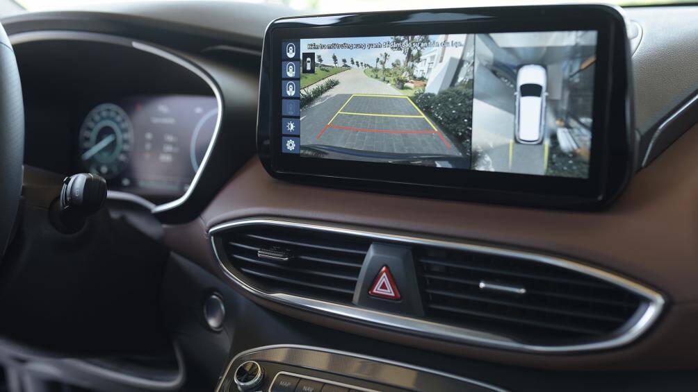 Màn hình trung tâm cỡ lớn 10,25 inch mới, hỗ trợ camera 360 SVM. Ngoài ra, các tính năng khác của màn hình giữ nguyên so với trước đây