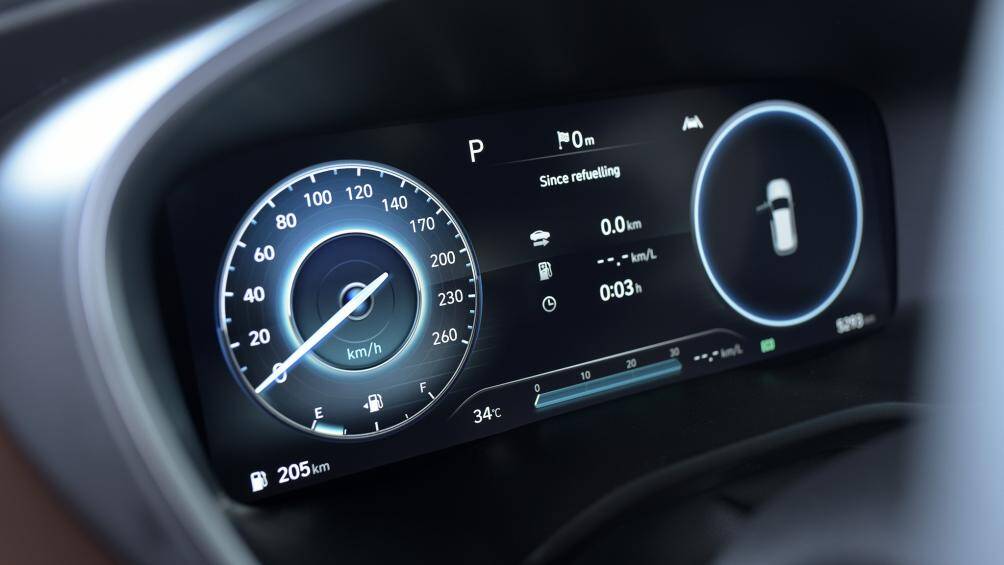 Cụm đồng hồ cũng chuyển sang dạng kỹ thuật số hoàn toàn với kích thước 12,35 inch. Cảnh báo điểm mù bằng camera cũng sẽ hiển thị lên màn hình này