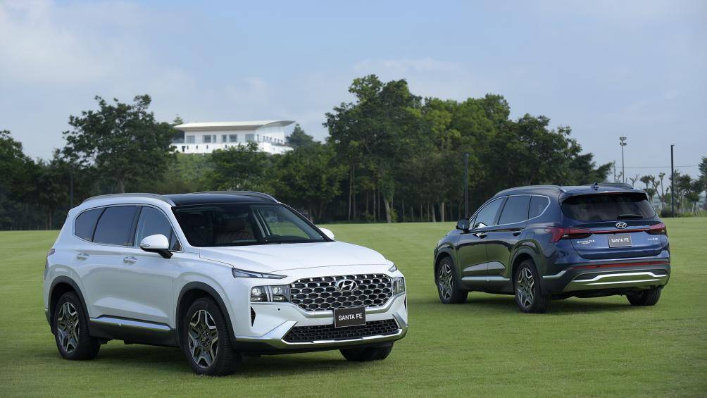 Tuy nhiên, mức tăng giá được xem là hợp lý khi Hyundai SantaFe 2021 thay đổi từ khung gầm, nội ngoại thất cho đến các trang bị được bổ sung thêm