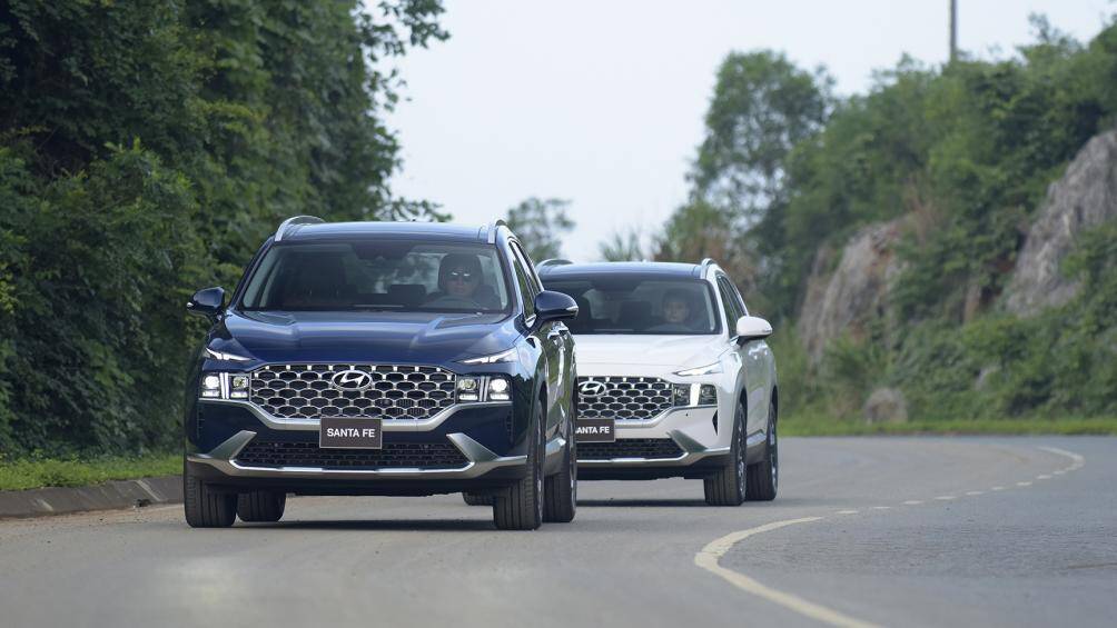 Về mặt an toàn, Hyundai SantaFe 2021 được bổ sung gói công nghệ an toàn chủ động lần đầu tiên xuất hiện trên xe Hyundai tại Việt Nam. Gói công nghệ này gồm có hỗ trợ giữ làm đường (LFA), đèn pha thích ứng (AHB), hệ thống giám sát và phóng tránh va chạm điểm mù (BVM & BCA), hệ thống phòng tránh va chạm với người đi bộ, hệ thống hỗ trợ đỗ xe chủ động