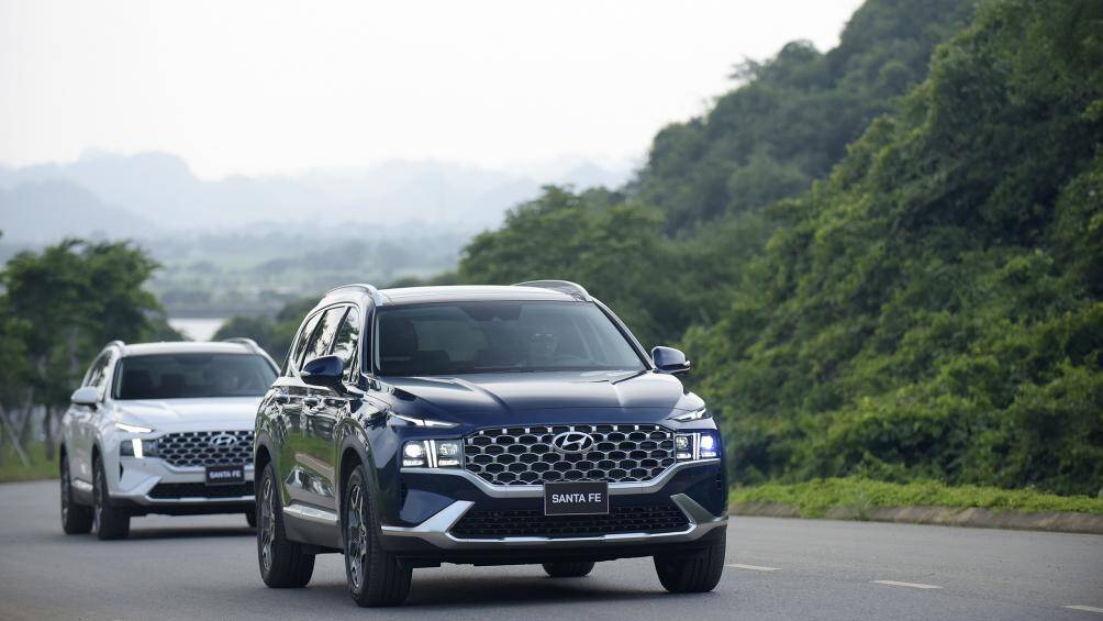 Hyundai SantaFe 2021 được trang bị động cơ Smartstream hoàn toàn mới, trọng lượng nhẹ hơn đi kèm cải thiện về mặt vật liệu và hiệu suất