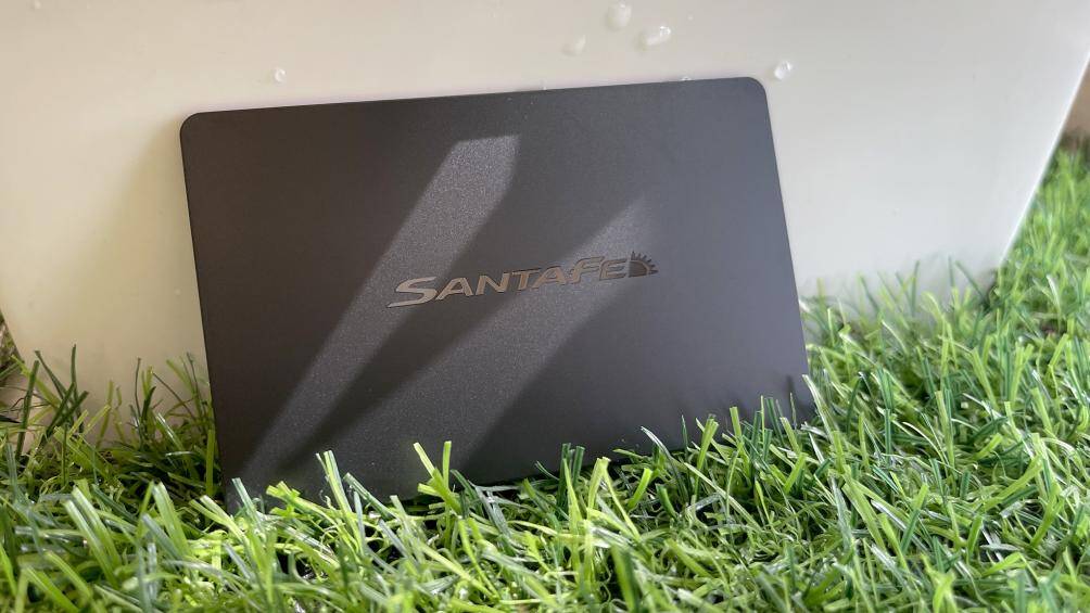 Thêm vào đó, khách hàng sử dụng phiên bản Hyundai SantaFe 2021 cao cấp nhất cũng sẽ có chìa khoá dạng thẻ từ nhỏ gọn, có thể nhét vừa ví