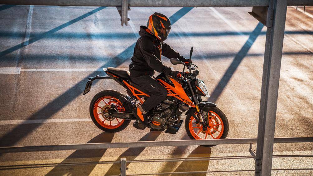 Xe vẫn được trang bị màn hình LCD kỹ thuật số hiển thị nhiều thông tin như báo hộp số, chỉ số nhiên liệu và đo nhiên liệu...