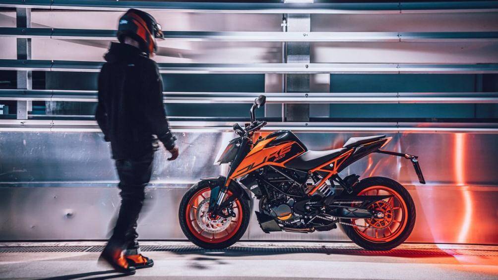 Mẫu naked bike thế hệ mới KTM 200 Duke 2021 nhiều khả năng sẽ được đưa về Việt Nam trong quý 3/2021 với giá dự kiến từ 99 triệu đồng