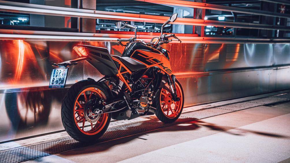 Tại Việt Nam, KTM 200 Duke đời cũ hiện đang được phân phối chính hãng với mức giá bán từ 79,9 triệu đồng