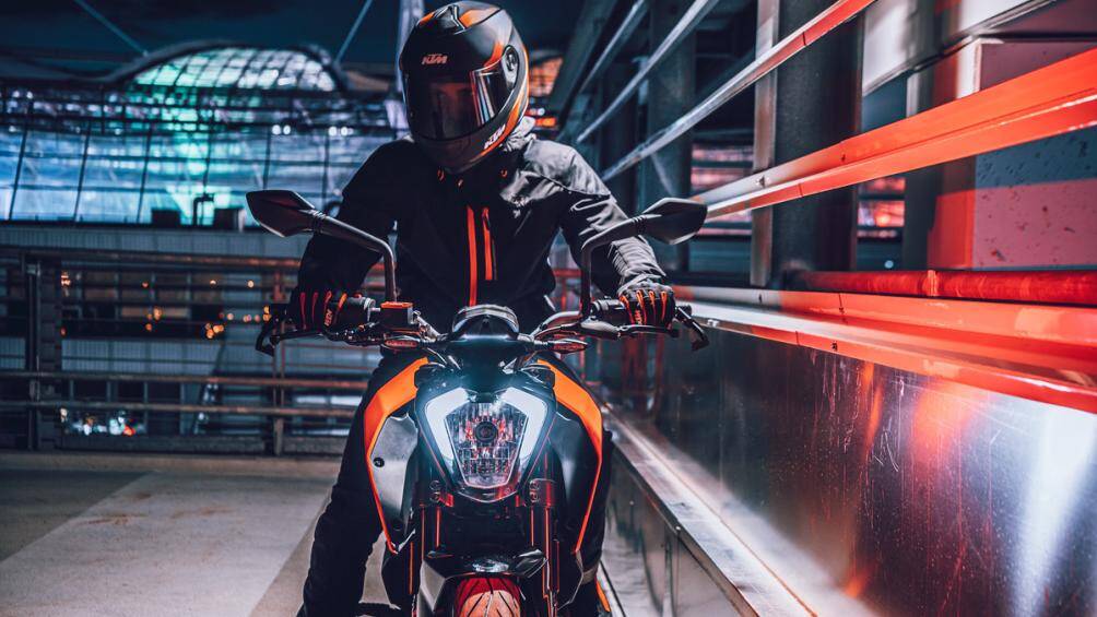 Nhìn từ phía trước, không khó để nhận ra cụm đèn trên KTM 200 Duke 2021 được cải tiến khá nhiều, bên trong vẫn là loại bóng halogen