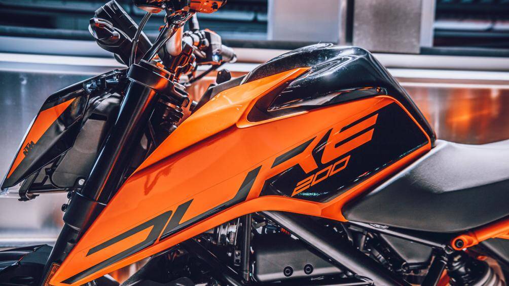 KTM 200 Duke 2021 được trang bị cặp phuộc USD đến từ thương hiệu WP. Bên cạnh đó là hệ thống khí và ống xả đáp ứng tiêu chuẩn mới