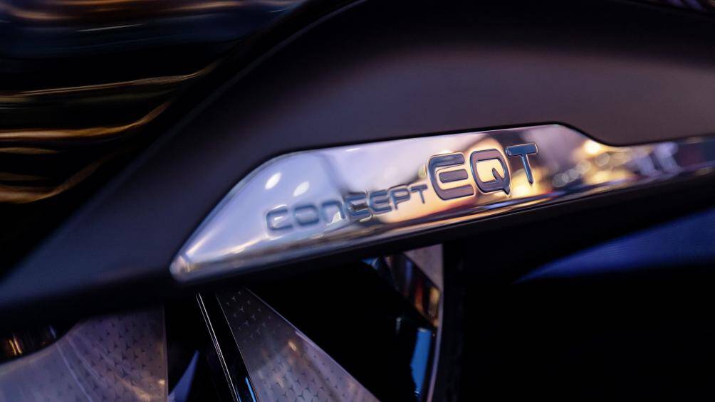 Tay nắm cửa hai bên được làm ẩn vào thân xe trong khi viền cửa sổ ốp crom được vuốt nhẹ tạo cảm giác khác biệt