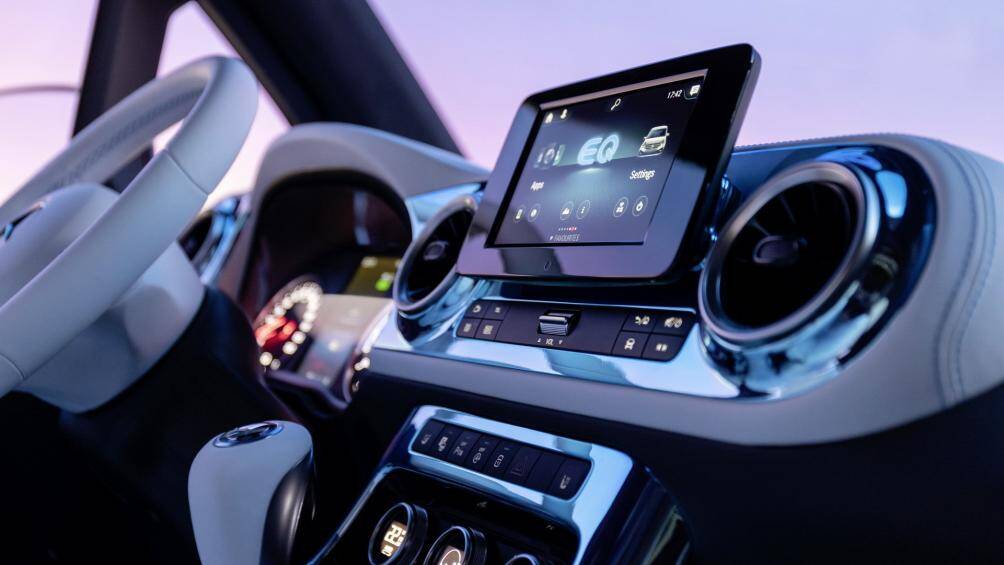 Mercedes-EQ cũng không quên trang bị cho xe công nghệ giải trí MBUX.
Phiên bản thương mại của mẫu minivan EQT hiện chưa công bố ngày ra mắt chính thức