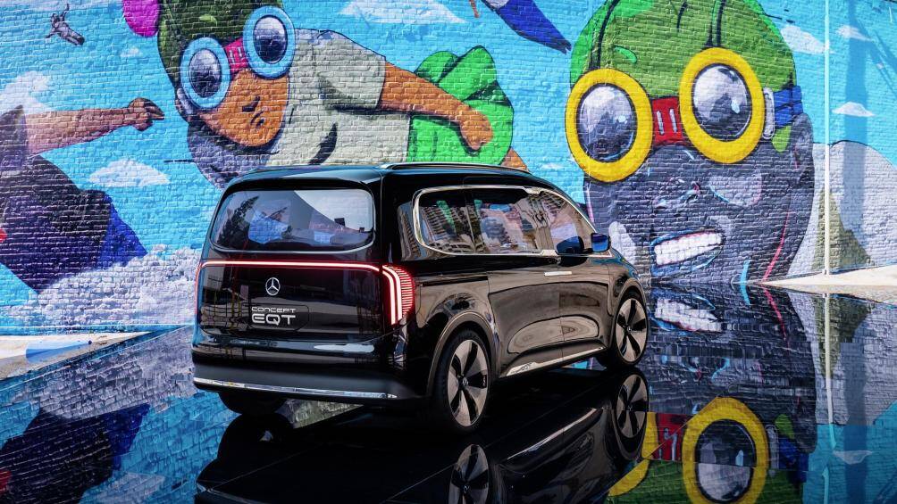 Bản concept EQT mới này vẫn được phát triển trên nền tảng của chiếc Renault Kangoo nhưng mang nhiều cải tiến mới về ngoại hình và công nghệ