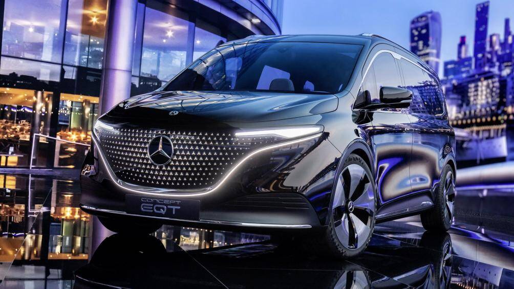 Lưới tản nhiệt ảo của EQT nổi bật với thiết kế lớn, kéo dài xuống phần cản va phía dưới và vuốt ôm lấy hai đèn chiếu sáng hai bên