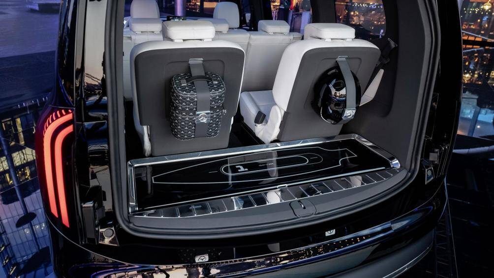 Để giúp hành khách dễ dàng tiến vào hàng ghế thứ hai và thứ ba, EQT cũng sở hữu cửa kéo ở cả hai bên, tương tự như đàn anh V-Class