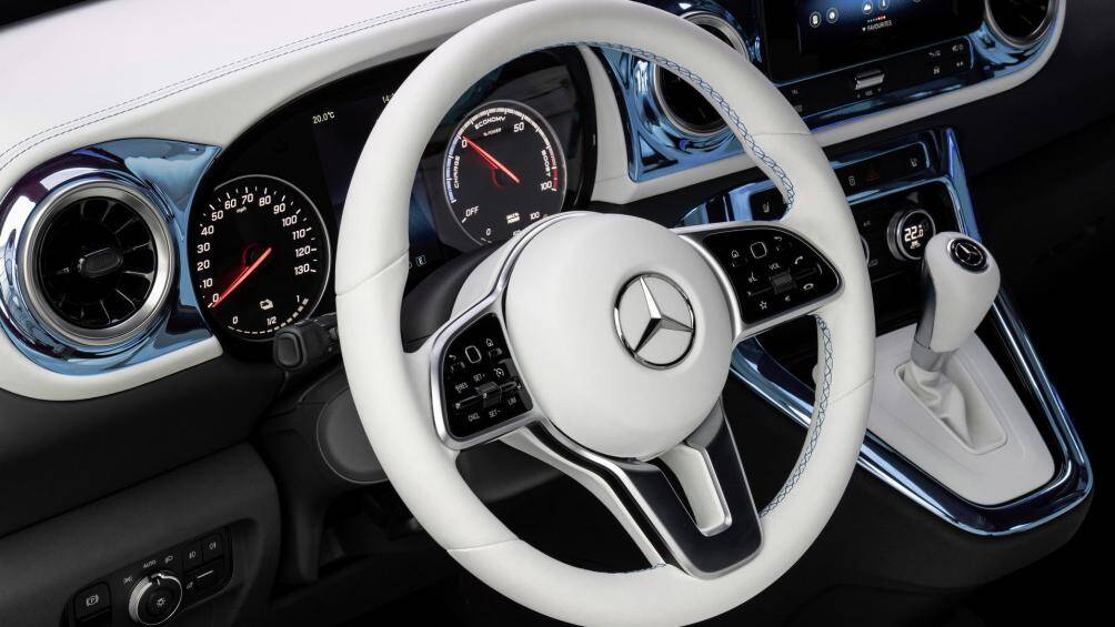 Nội thất của EQT concept có thiết kế khá đơn giản với cần số, núm điều chỉnh hệ thống điều hòa, màn hình trung tâm nhỏ và hai đồng hồ cơ