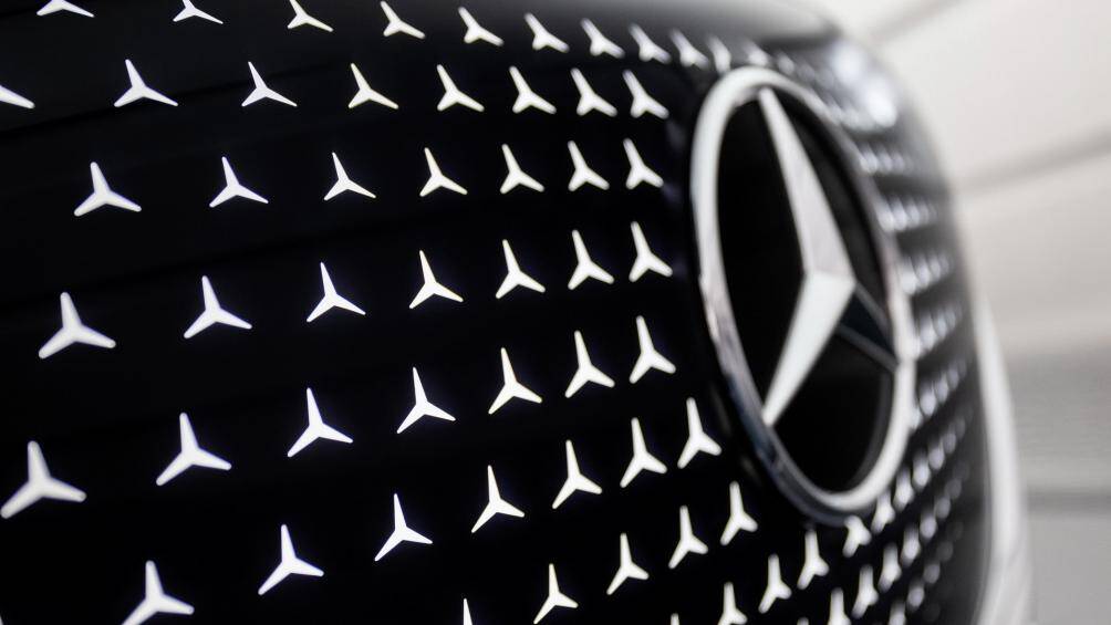 Bên trong, phần nan lưới giả được tạo nên từ các biểu tượng “sao ba cánh” đặc trưng của Mercedes-Benz, giống với EQS