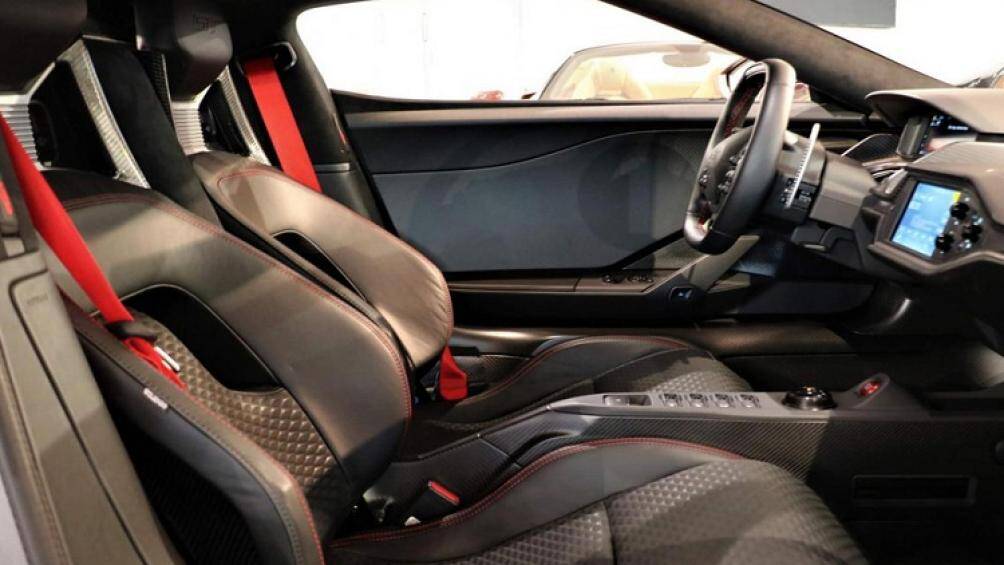 Dây an toàn màu đỏ cũng làm nổi bật cho nội thất siêu xe này. Hệ thống giải trí có trang bị mới là màn hình LCD