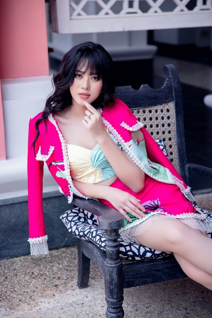 Phong cách lần này của Đỗ Thị Hà mang dáng vẻ kiêu kỳ, lạ lẫm hơn so với phong cách trang nhã kể từ sau khi cô đăng quang Hoa hậu Việt Nam 2020