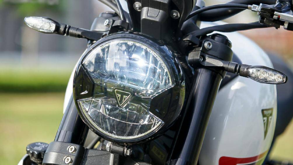 Đèn pha của xe vẫn được thiết kế theo đường nét tròn cổ điển