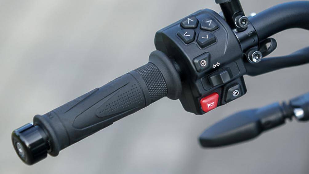 Các nút điều khiển trên thanh tay lái bên trái của lái xe