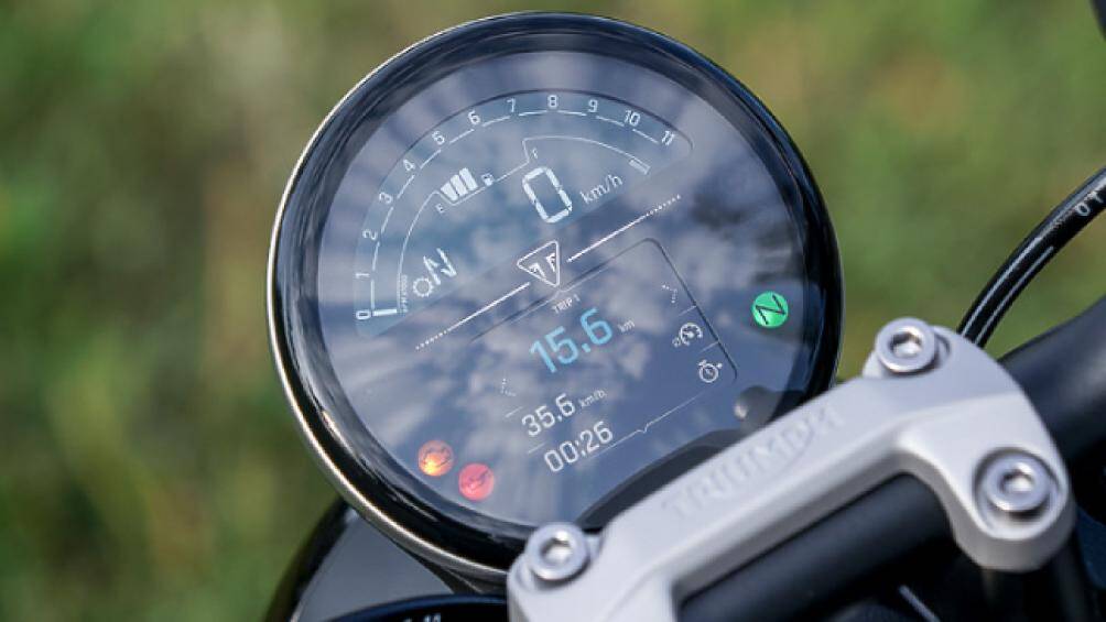 Đồng hồ với màn hình màu TFT dễ dàng quan sát các thông số