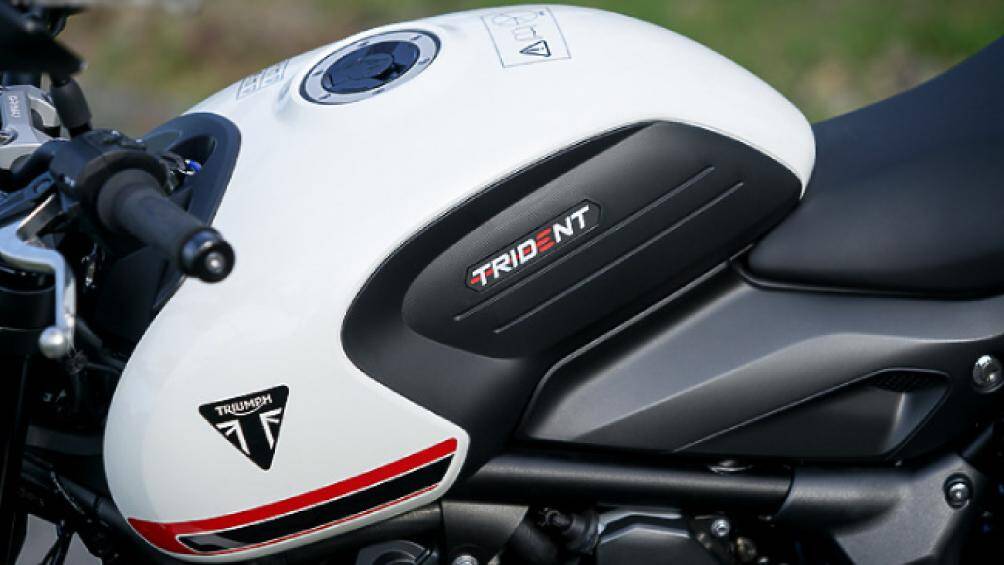 Thiết kế bên bình xăng với điểm tựa gối giúp lái xe thấy thoải mái hơn