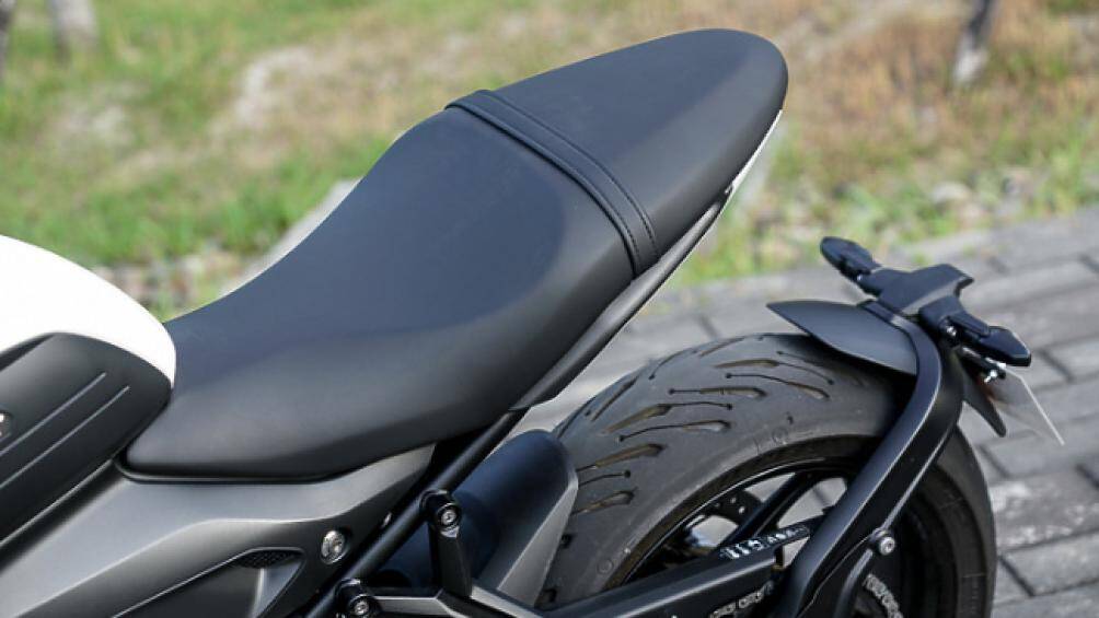 Yên ngồi mỏng, thanh mảnh và vuốt lên cao