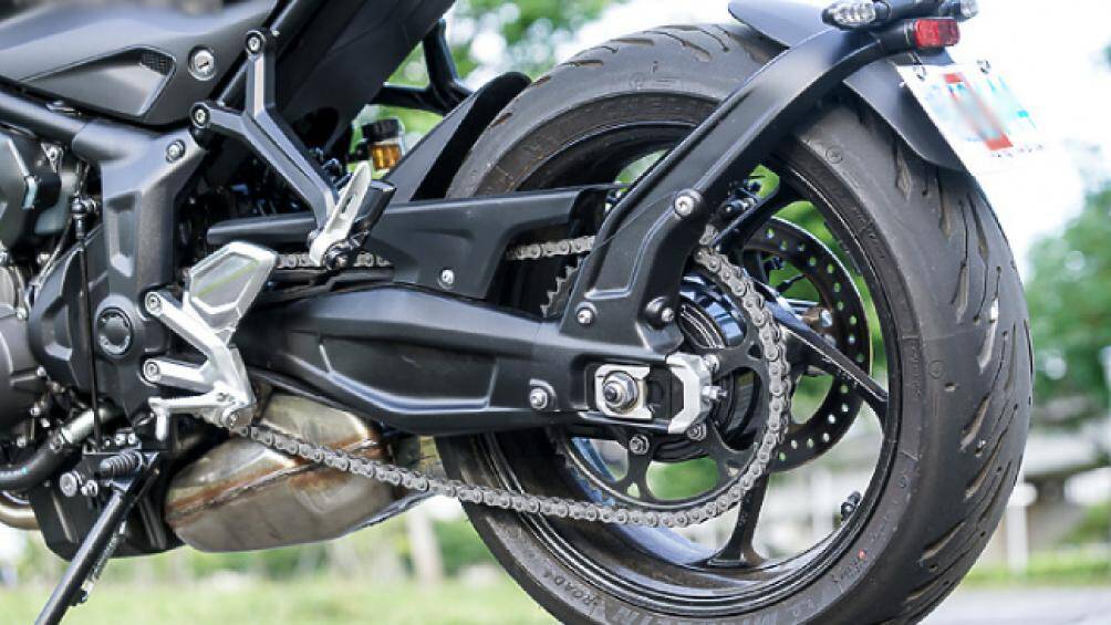 Cánh tay trục và bánh sau xe. Cách tạo cặp chắn bùn tách đôi càng khiến cho Trident 660 trở nên mạnh mẽ hơn