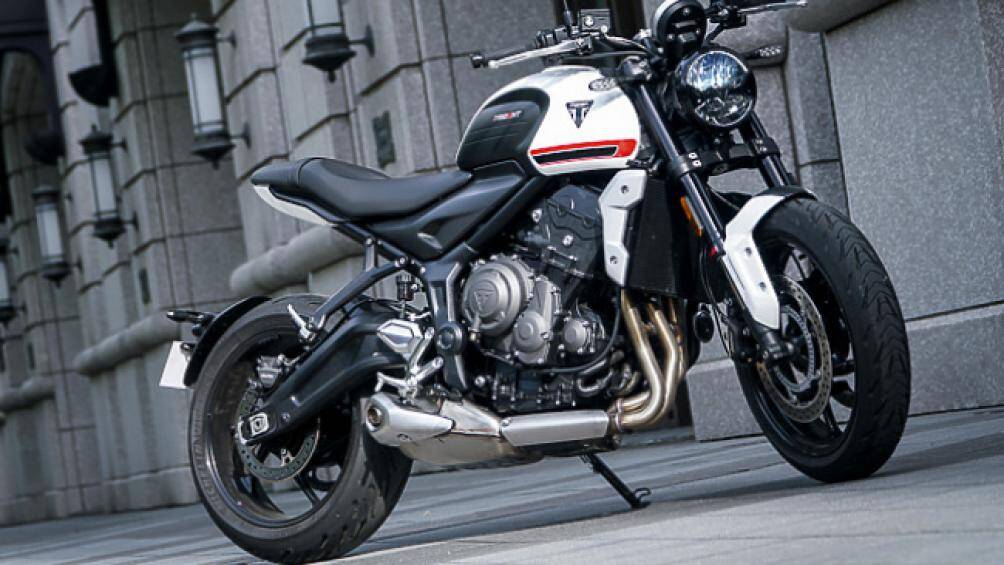 Triumph Trident 660 2021 sở hữu kiểu nake sport bike tầm trung, xe trông nhanh nhẹn hơn nhờ bộ yên ngồi thon gọn, vểnh lên cao