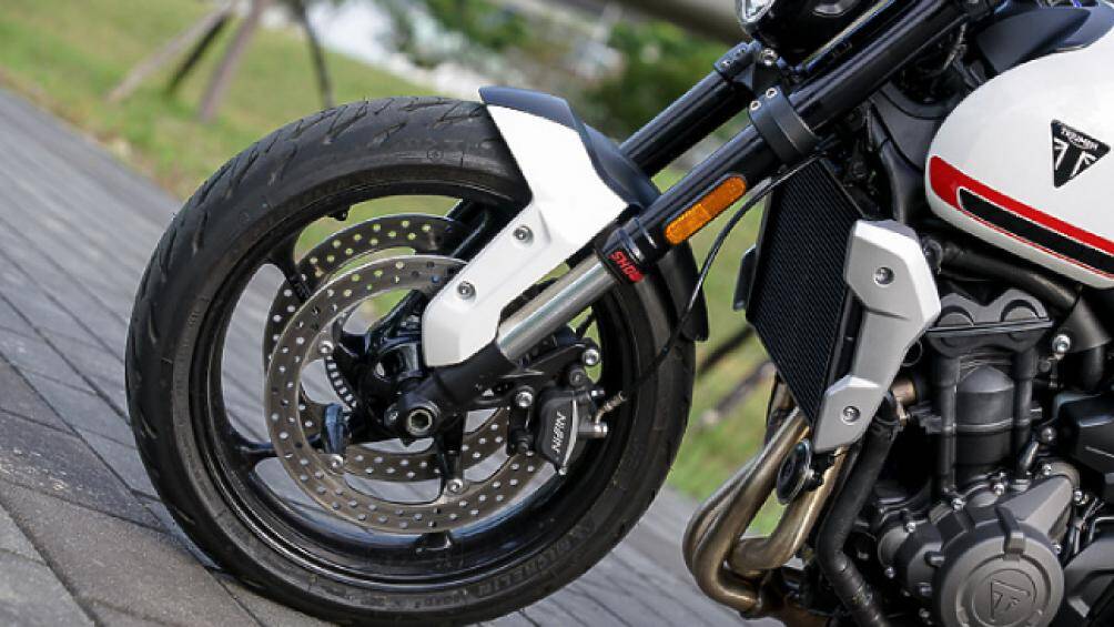 Phanh đĩa kép phía trước, cỡ 310 mm. Phanh đĩa đơn phía sau 255 mm hiệu Nissin có ABS