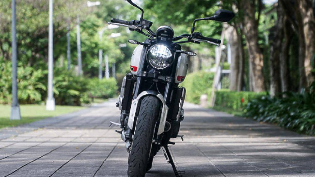 Đèn pha LED hai tầng cực ngầu với vệt ngăn ở giữa có biểu tượng Triumph