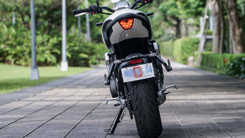 Đèn hậu xe mi nhon, với đuôi xe thon như quả nhót