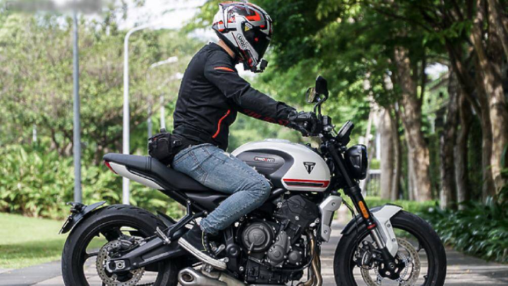 Chiều cao yên ngồi khá cao, ở mức 805 mm nên những người muốn điều khiển chiếc xe này cần phải có chiều cao tương đối