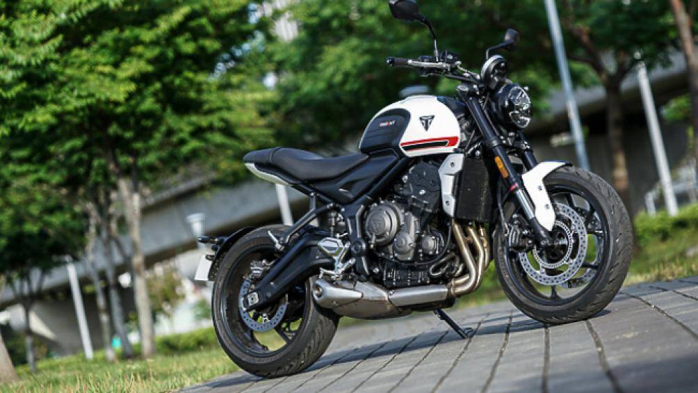 Mặt trước và cặp phuộc treo trước loại Showa của Trident 660