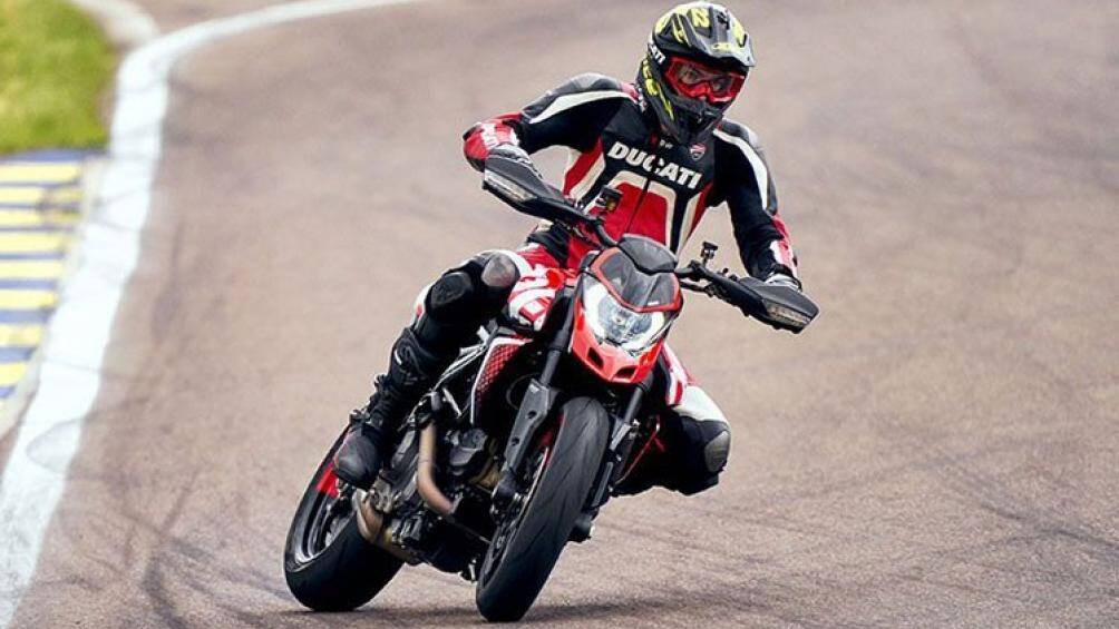 Ngoài ra còn rất nhiều công nghệ hỗ trợ lái như: Hệ thống sang số nhanh Ducati Quick Shift, hệ thống kiểm soát lực kéo EVO, hệ thống chống bốc đầu...