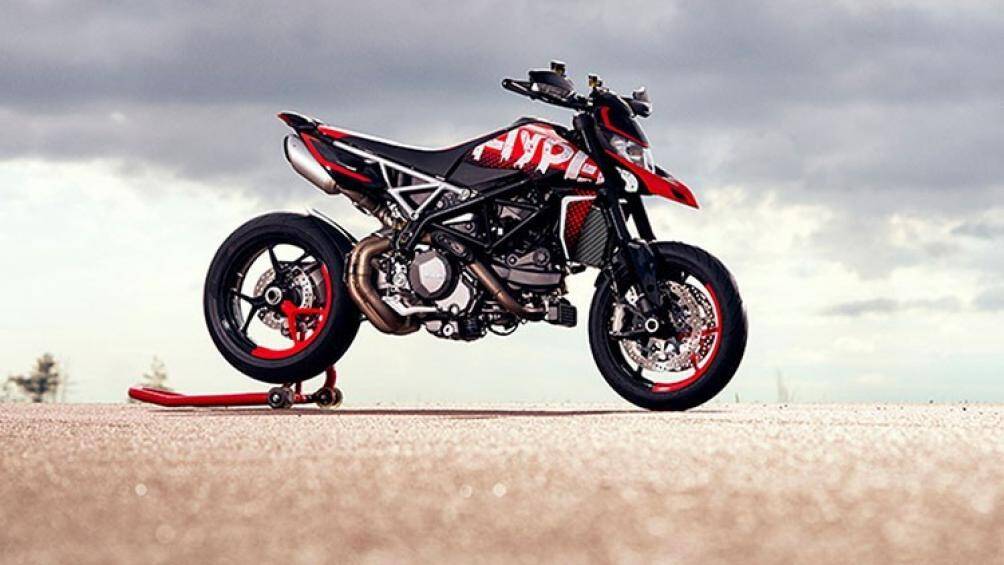 Phiên bản RVE 2021 mới này mang kiểu dáng đặc trưng của dòng xe Supermoto, nhưng sở hữu hàng loạt công nghệ cùng khối động cơ hiệu năng cao