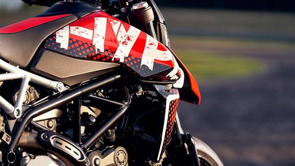 Diện mạo cực chất và đầy cá tính của phiên bản Ducati Hypermotard 950 RVE 2021 với bộ tem hết sức bắt mắt, năng động với các gam màu chính là đỏ và đen