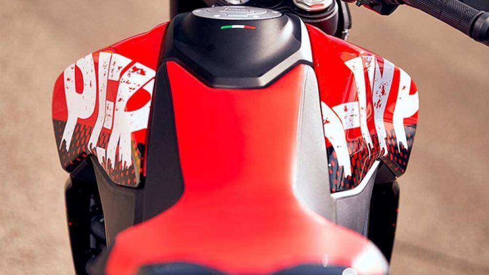 Yên xe còn được bọc 2 lớp vải màu cùng dòng chữ nổi, dàn đầu xe kết hợp giữa ba tông màu đỏ, đen và trắng cùng dải đèn demi LED hiện đại