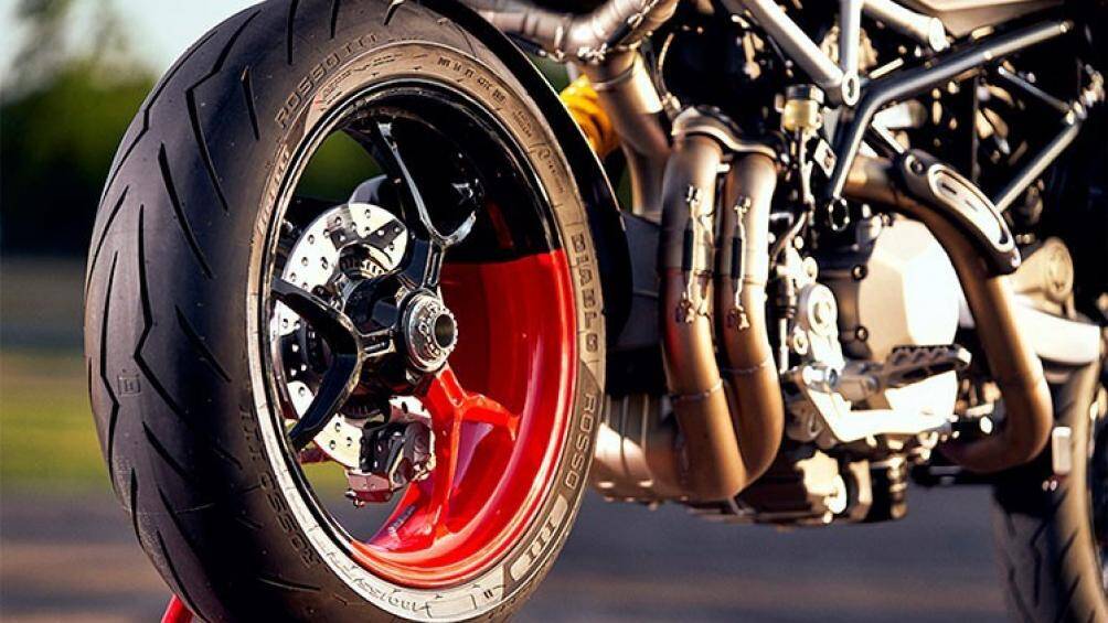 Cặp mâm 3 chấu chữ Y thể thao được Ducati phối hợp 2 màu sơn đỏ và đen phá cách