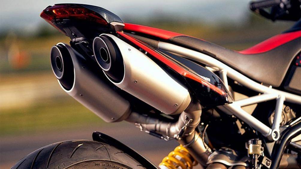 Xe được định vị nằm giữa 2 phiên bản Tiêu chuẩn và SP, phiên bản Ducati Hypermotard 950 RVE 2021 có giá bán ở mức 474 triệu đồng tại Việt Nam