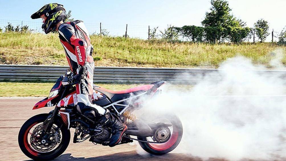 Xe vẫn sở hữu khối động cơ L-Twin Testastretta 11° 937cc, tuy nhiên nhà sản xuất đã tiến hành tinh chỉnh động cơ tăng công suất xe lên 114 mã lực