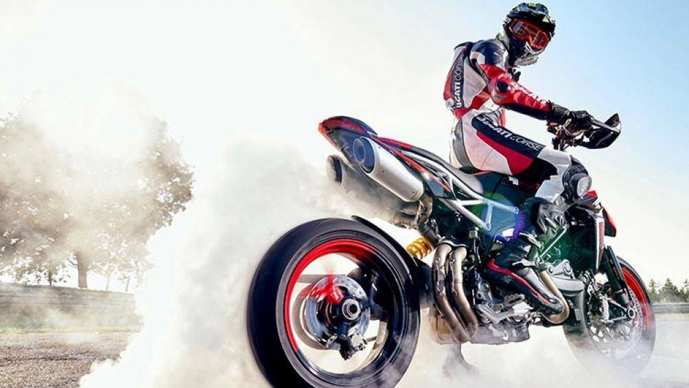 Ngoài bộ tem mới và khung phụ đã được thay đổi bằng khung nhôm đặc biệt, tấm chắn bùn ở sau cũng được tháo gỡ để giống một chiếc xe đua hơn