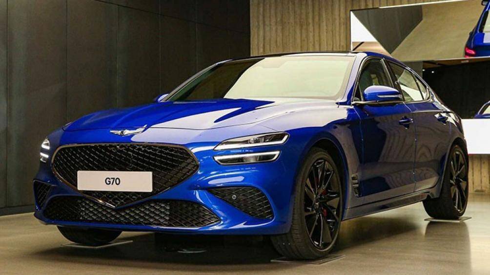 Đường dập trên nắp ca pô dày bản và thanh lịch. Cản trước mở rộng và hầm hố hơn