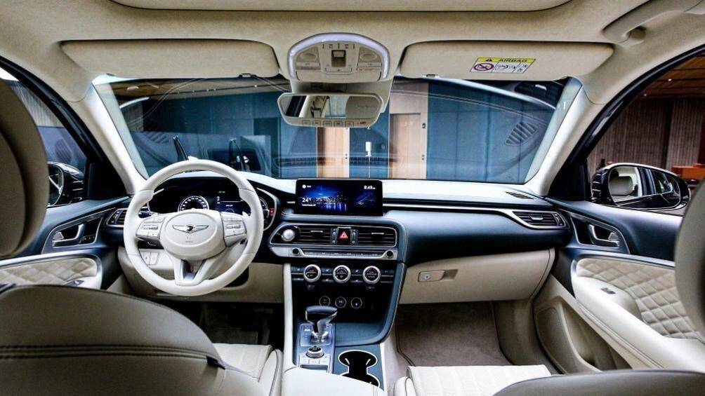 Bản G70 đắt nhất có giá 54.500 USD (1,25 tỷ đồng) cho phiên bản 3.3 turbo Launch Edition AWD