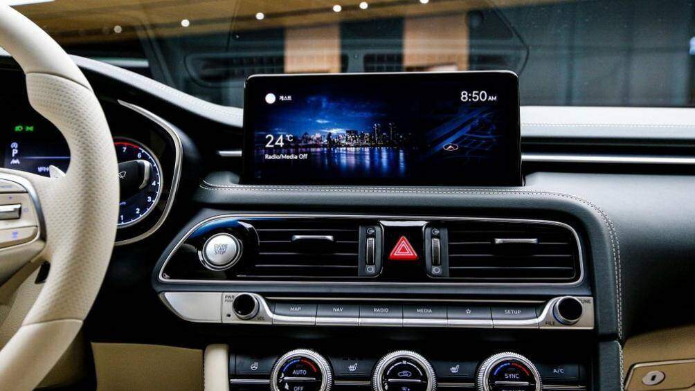 Nội thất của G70 mới cũng được thừa hưởng nhiều tiện ích từ đàn anh G80. Hệ thống thông tin giải trí màn hình cảm ứng 10,25 inch