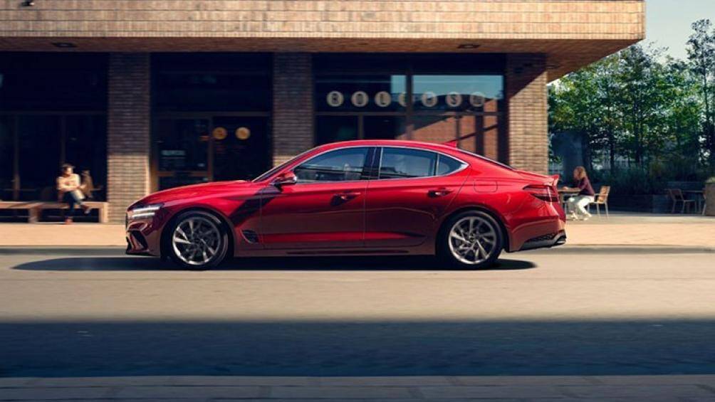 Thân xe được nhấn mạnh bằng đường dập thân vai và góc kính hất lên, bộ mâm họa tiết mới với kẹp phanh đỏ ẩn hiện bắt mắt