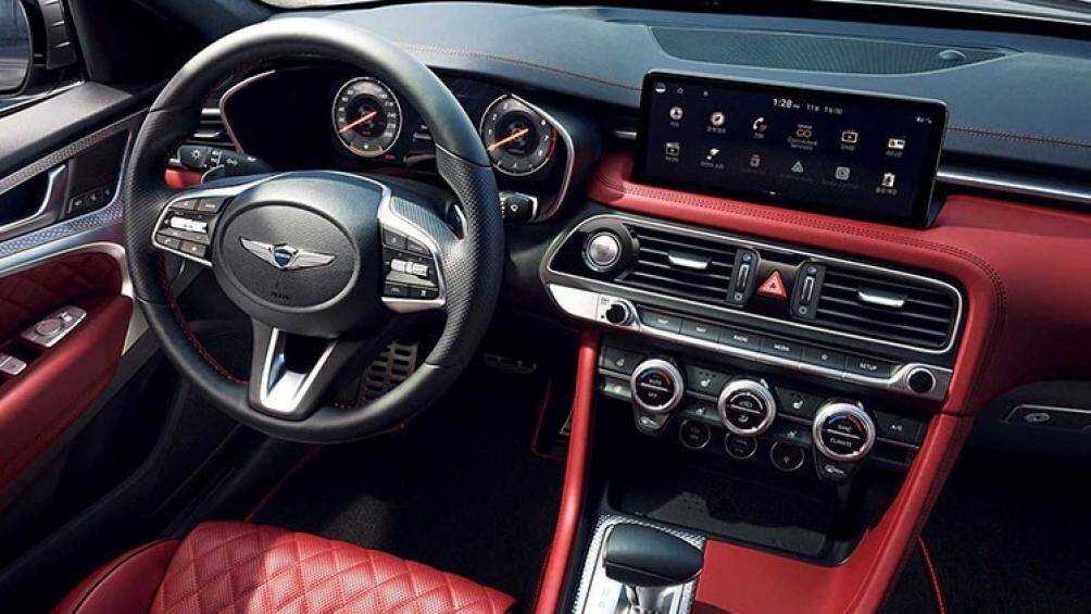 Nếu chọn Genesis G70 động cơ 3.3 V6 lớn hơn, giá khởi điểm sẽ từ 42.100 USD (971 triệu đồng) cho bản RWD Tiêu chuẩn