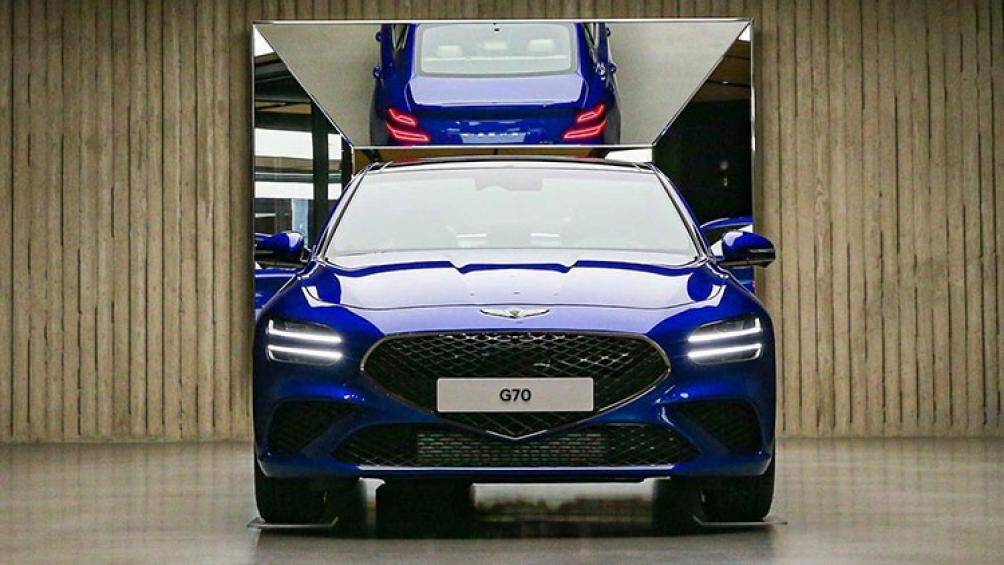 G70 2021 sử dụng ngôn ngữ thiết kế mới với lưới tản nhiệt hình kim cương cỡ lớn chiếm toàn bộ đầu xe
